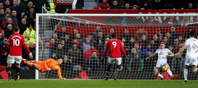  曼联主场轻取伯恩利迎来久违胜利