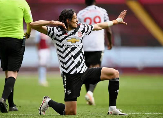  英超联赛,曼城逆转维拉豪取十连胜领跑积分榜  